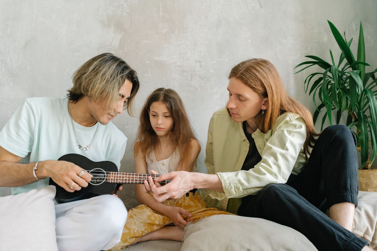 Criança aprendendo a tocar ukulele