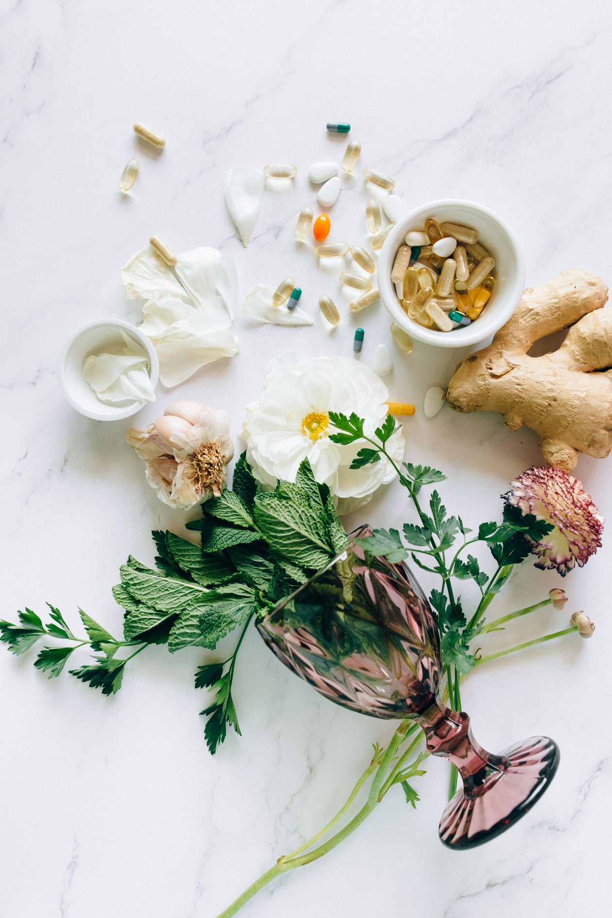 Suplementos de vitaminas e nutrientes em uma mesa clara