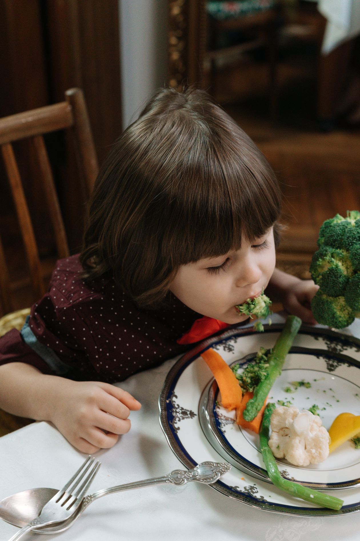 Criança comendo refeição saudável, contexto de vitamina para criança ganhar peso